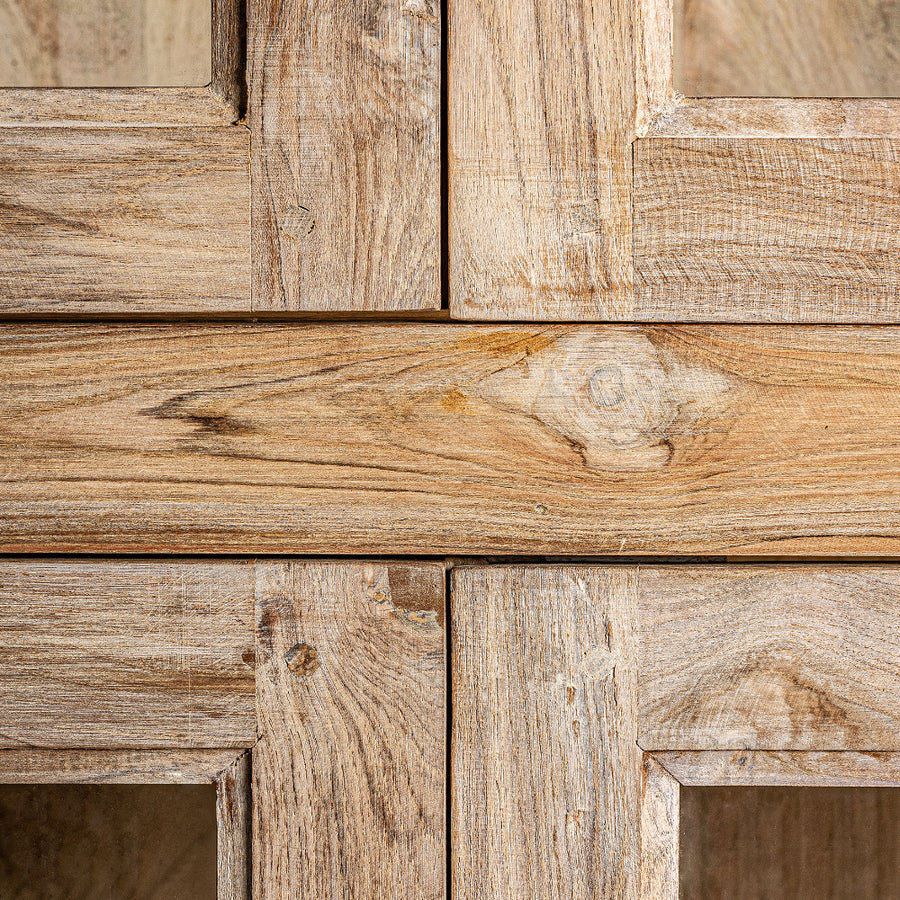 Kortárs stílusú, natúr színű, újrahasznosított fenyőfából készült vitrines szekrény