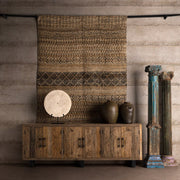 Kortárs stílusú, natúr színű, újrahasznosított fenyőfából készült tálaló.