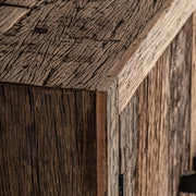 Kortárs stílusú, natúr színű, újrahasznosított fenyőfából készült tálaló.