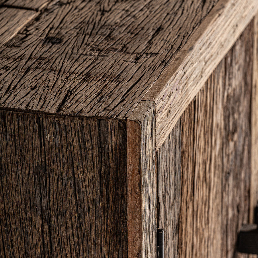 Kortárs stílusú, natúr színű, újrahasznosított fenyőfából készült tálaló.