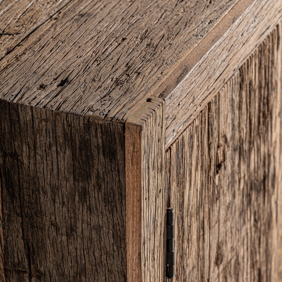 Újrahasznosított fenyőfa felület részlete a Carrik TV-szekrényen – természetes textúra