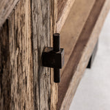 Carrik TV-szekrény antikolt fekete fém fogantyú részletközelben