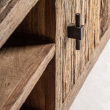 Natúr színű, újrahasznosított fenyőfa ajtó részlete a Carrik TV-szekrényen