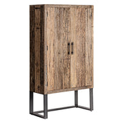 Kortárs stílusú, natúr színű, újrahasznosított fenyőfából készült gardróbszekrény.