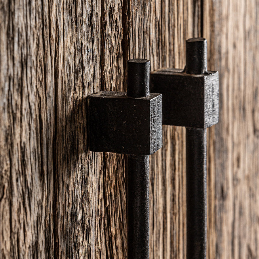 Kortárs stílusú, natúr színű, újrahasznosított fenyőfából készült gardróbszekrény.