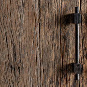 Kortárs stílusú, natúr színű, újrahasznosított fenyőfából készült gardróbszekrény.