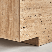 Kotárs stílusú, bézs színű márványból készült dohányzóasztal.