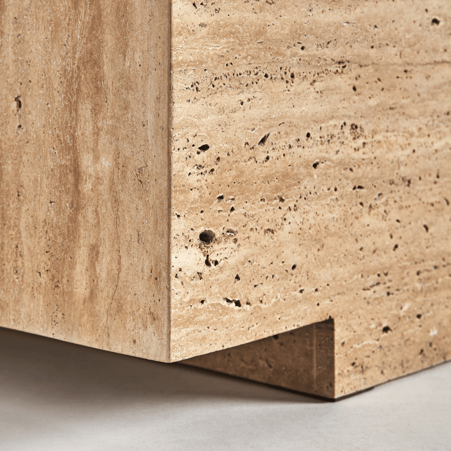 Kotárs stílusú, bézs színű márványból készült dohányzóasztal.