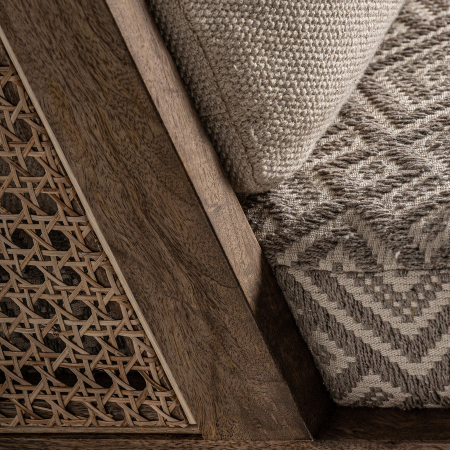 Koloniál stílusú, natúr színű, nyírfából készült fotel rattanból szőtt háttámlával