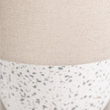 Kortárs stílusú, fémből és kőből készült asztali lámpa, natúr színű lámpaernyővel