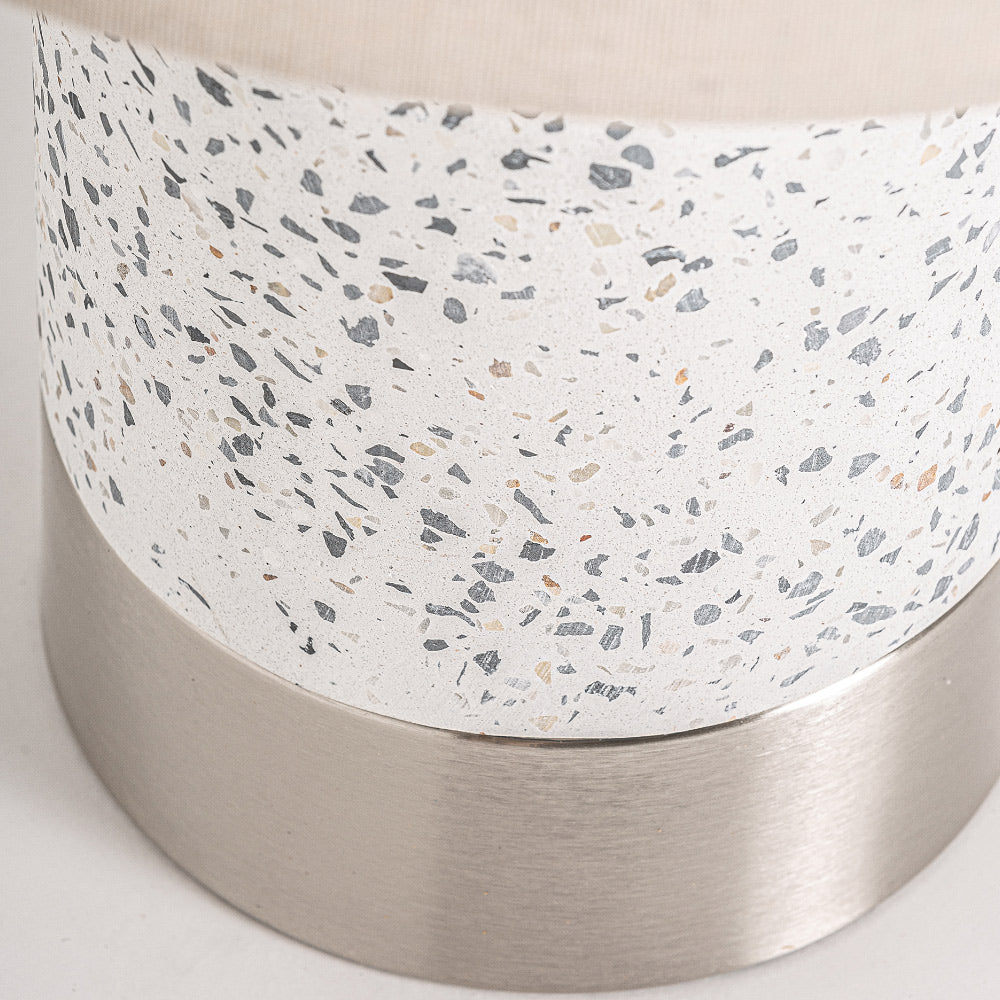 Kortárs stílusú, fémből és kőből készült asztali lámpa, natúr színű lámpaernyővel