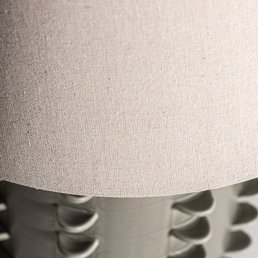 Kortárs, szürkészöld kerámiából készült, asztali lámpa, natúr színű lámpaernyővel