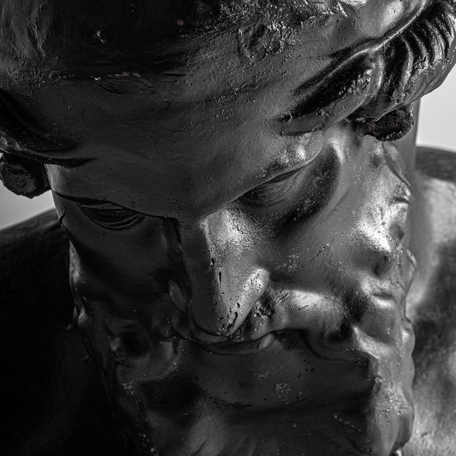 Klasszikus stílusú, műgyantából készült, 61 cm magas, fekete színű férfi büszt