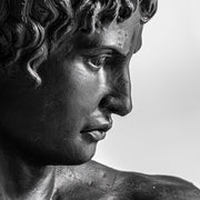 Klasszikus stílusú, műgyantából készült, 58 cm magas, fekete színű férfi büszt