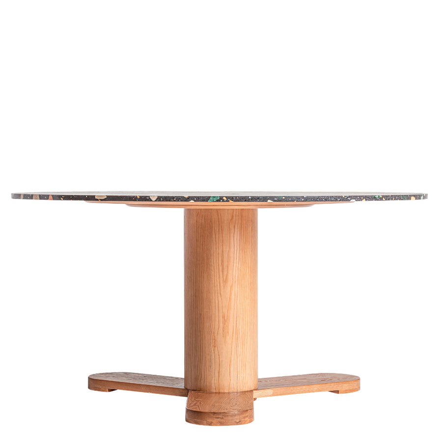 Kortárs stílusú, fenyőfából és tölgyfából készült étkezőasztal kő asztallappal.