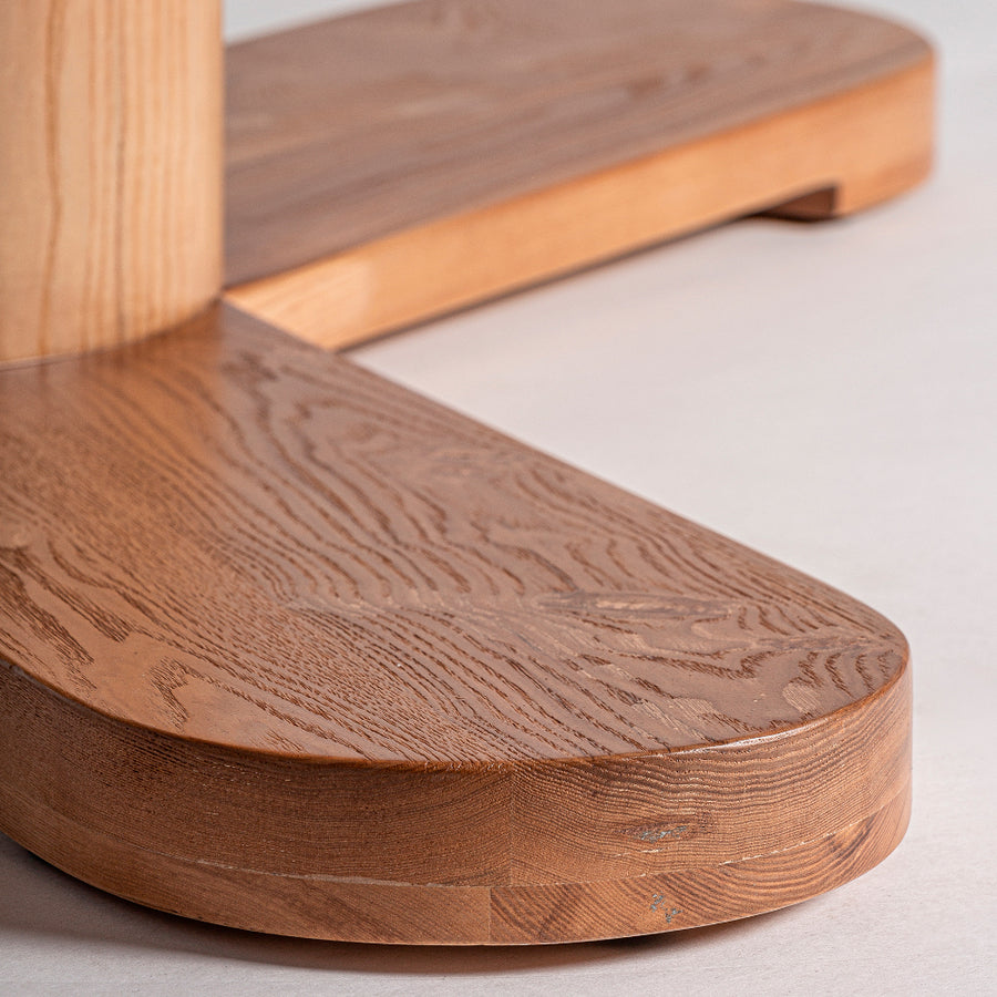 Kortárs stílusú, fenyőfából és tölgyfából készült étkezőasztal kő asztallappal.