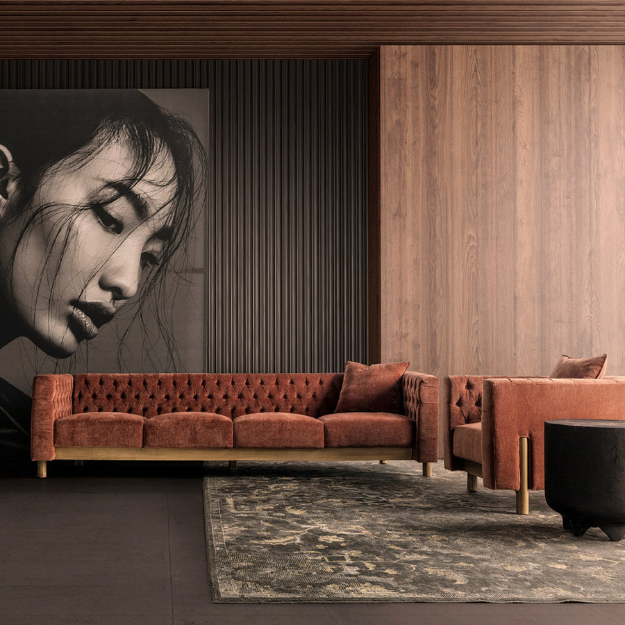 Kortárs stílusú, fenyőfából és tölgyfából készült, burgundi vörös színű, bársonyhatású poliészter szövettel kárpitozott kanapé