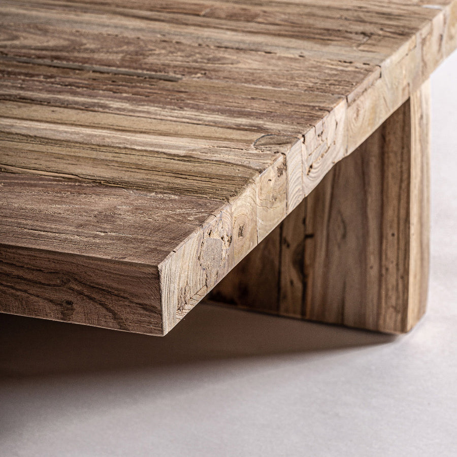 Pure dohányzóasztal részletfotó – vastag teakfa pallók, formatervezett élkialakítás