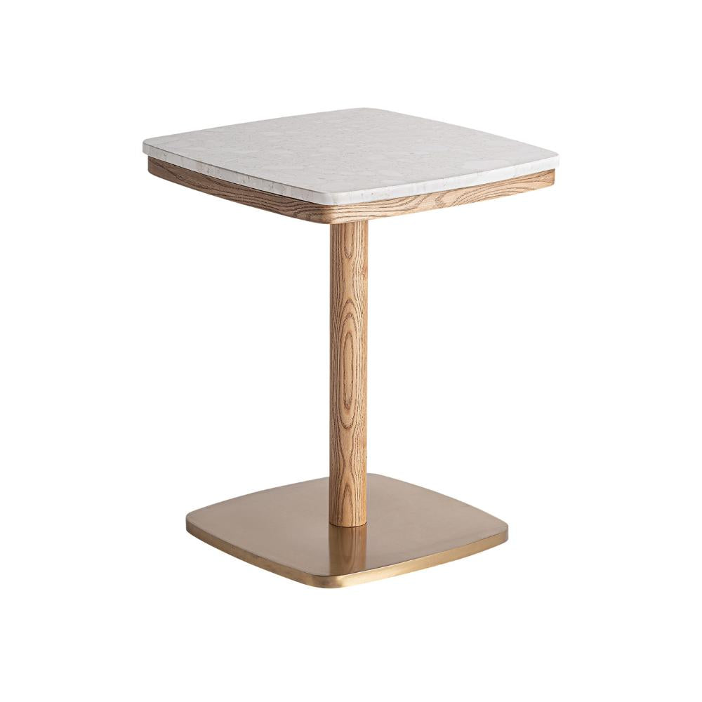 Bisztróasztal oldalnézet – natúr fa oszlopláb és fehér terrazzo asztallap részlete