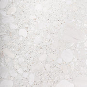 Fehér terrazzo asztallap felületi mintázata – kortárs glamour stílus