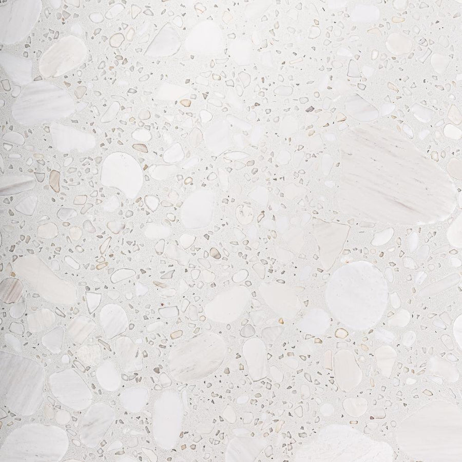 Fehér terrazzo asztallap felületi mintázata – kortárs glamour stílus