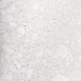 Fehér terrazzo asztallap felületi mintázata – kortárs glamour stílus