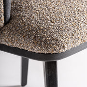 Kortárs, kaucsukfából készült étkezőszék, homokszínű kárpitozással és acélszürke színű, bársony háttámlával