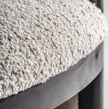 Erbach fotel részletfotó – fekete fa oldalelem és kárpit találkozása