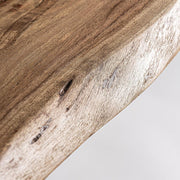 Fekete fém oszlopláb és talapzat – bisztróasztal stabil lábszerkezetének részlete