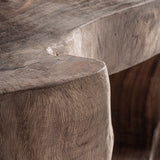 Kézzel faragott suarfa asztal részlet – natúr felület és textúra