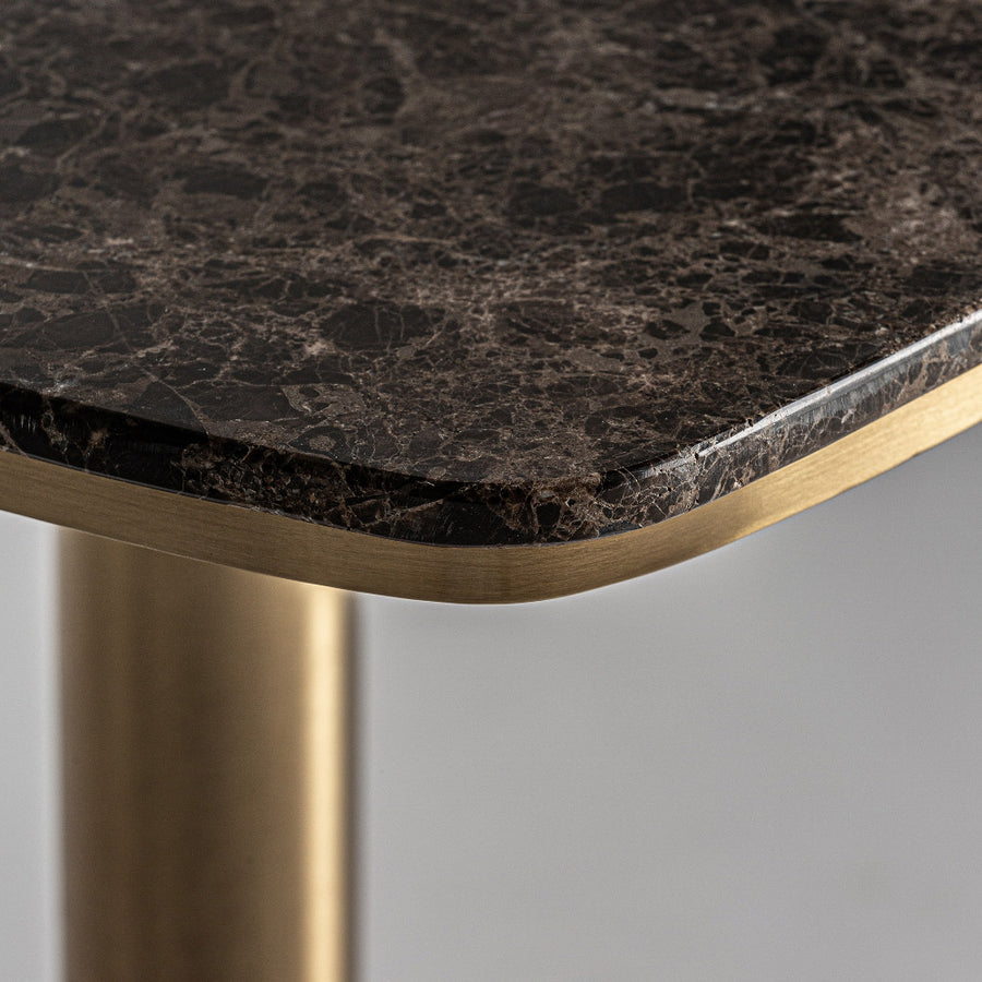 Sötétbarna márvány asztallap lekerekített éllel közelről – Valreas kollekció