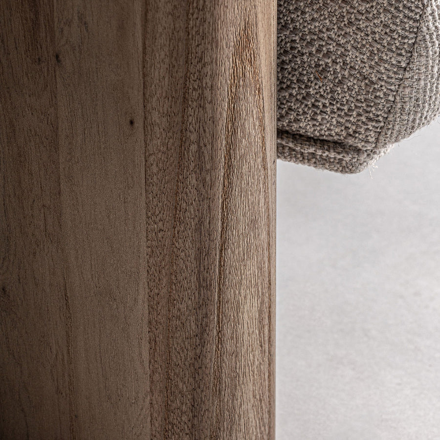 Natúr színű szilfa faerezet közelről – Jacquard kanapé lábrészlet