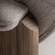 Tömör szilfa láb és kárpit találkozása közelről – Jacquard kanapé részlet