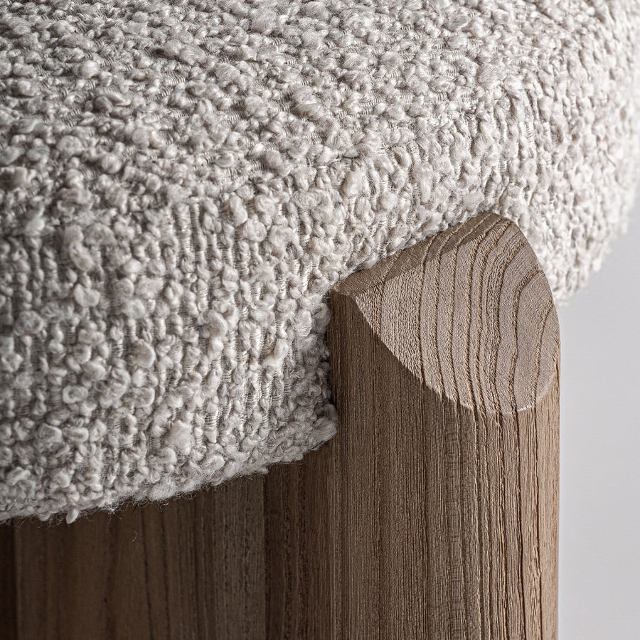 Natúr nyírfa oldalelem részlet – ívelt faforma és kárpit találkozása