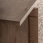 Natúr nyírfa TV-állvány felső lapának részlete – finom erezettel