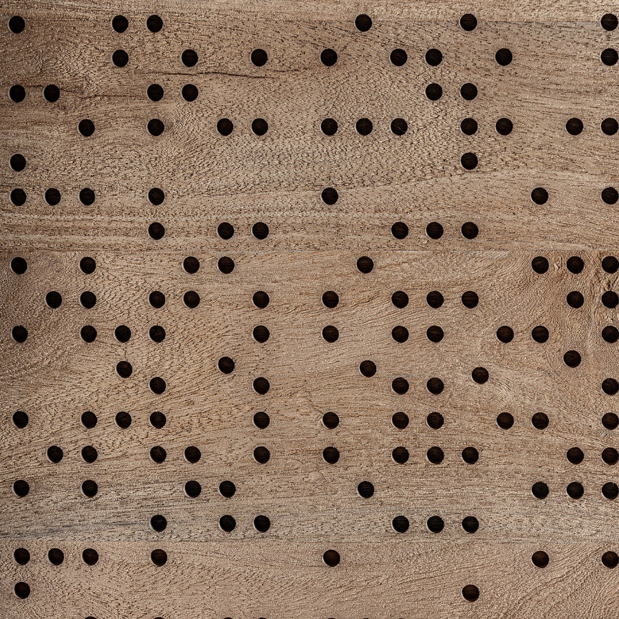 Perforált nyírfa ajtólap mintázatának részletfotója