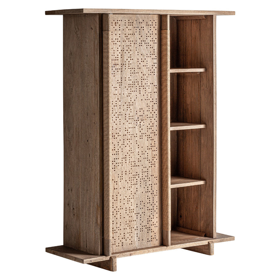 Gardróbszekrény nyitott ajtóval – fix polcrendszer látható