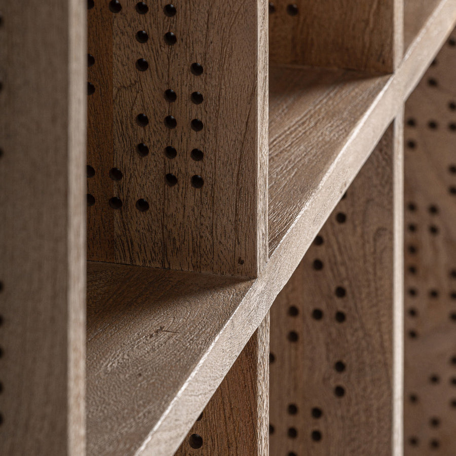 Perforált oldallap és fa polcfelület közelről – Jacquard könyvespolc