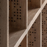 Perforált oldallap és fa polcfelület közelről – Jacquard könyvespolc