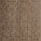 Perforált nyírfa felület közelről – Jacquard könyvespolc mintázat