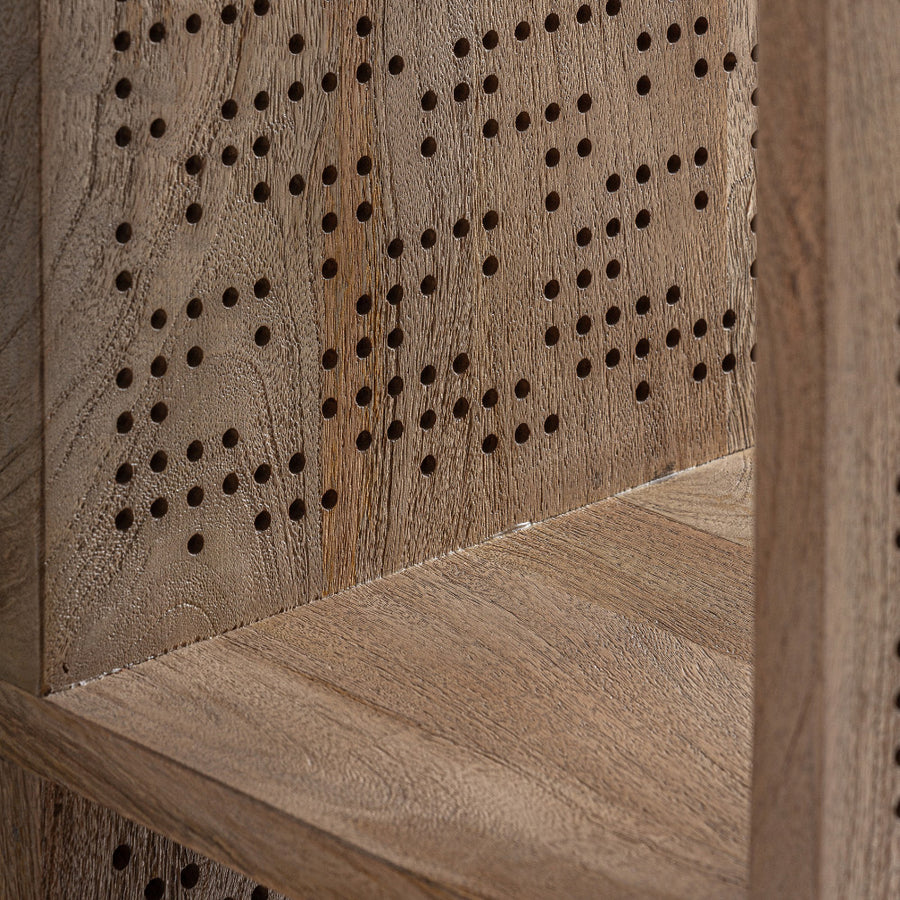 Jacquard könyvespolc belső rekesz és perforált háttér közelről