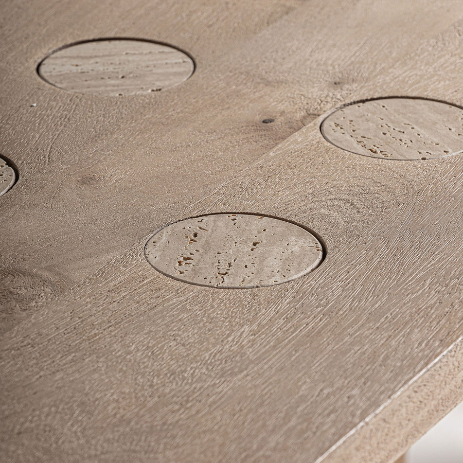 Traventin kőbetétek textúrája közelről – Jacquard kollekció étkezőasztal