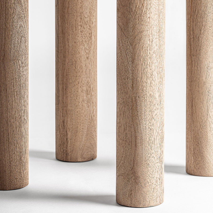 Hengeres mangófa asztallábak közelről – Jacquard étkezőasztal részletfotó