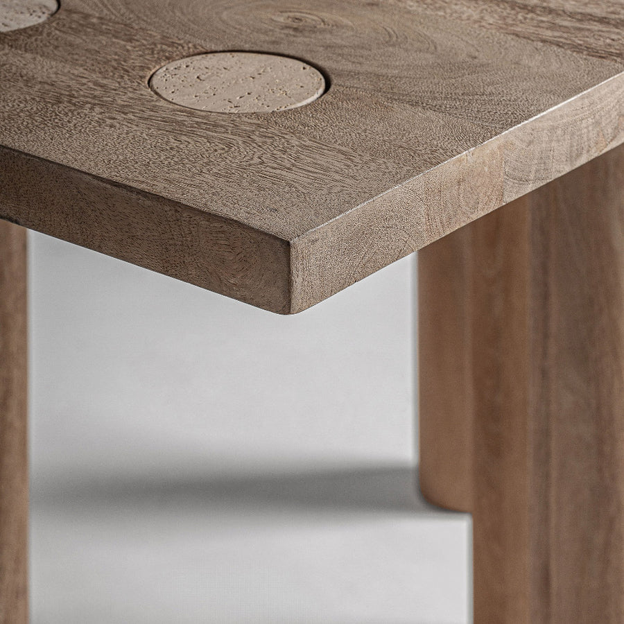 Mangófa asztallap éle közelről – Jacquard étkezőasztal felületrészlet