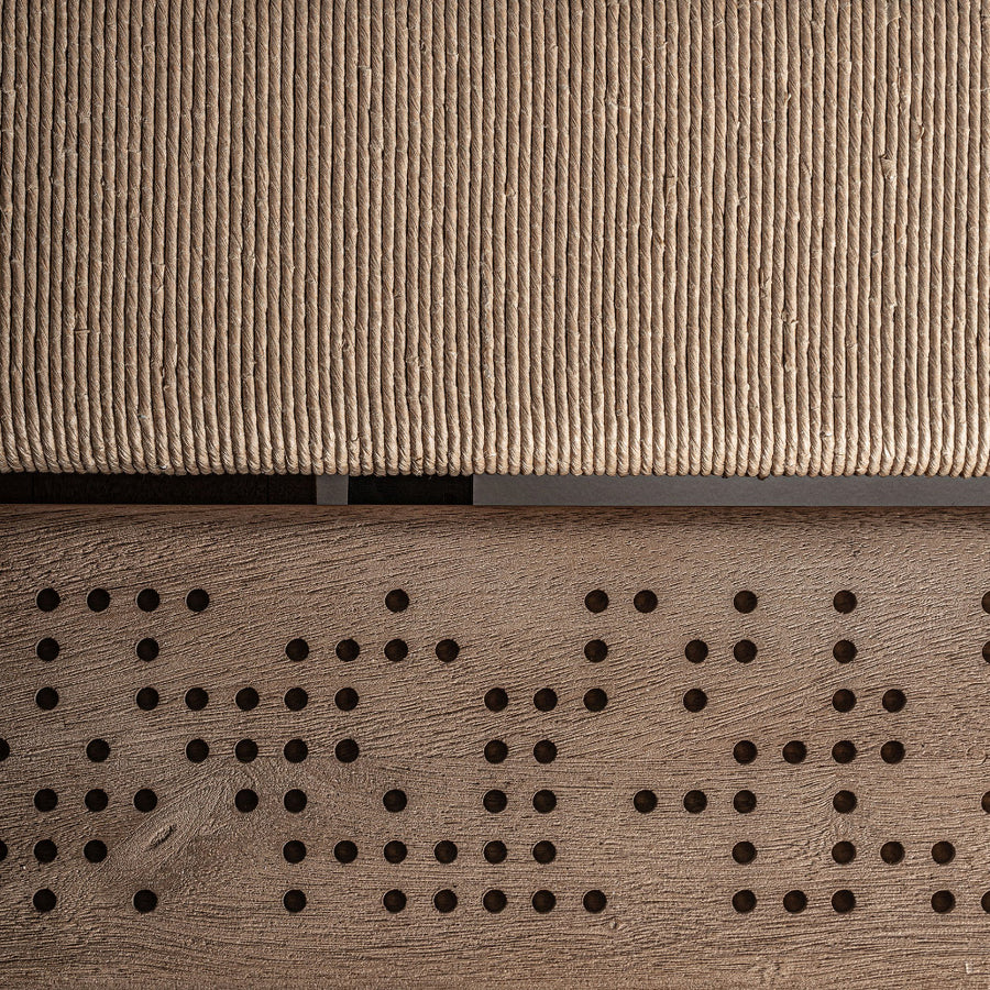 Perforált mangófa panel közelről – Jacquard dohányzóasztal