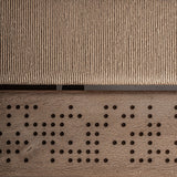 Perforált mangófa panel közelről – Jacquard dohányzóasztal