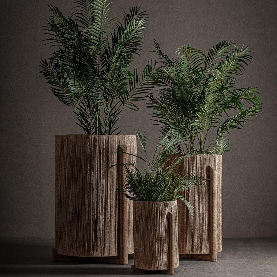 Jacquard kollekció raffia burkolatú nagyméretű kaspói műnövényekkel – enteriőrfotó