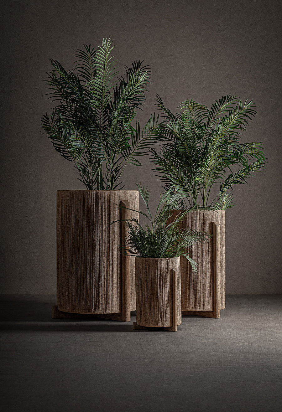 Jacquard kollekció dekor kaspók – természetes raffia és mangófa kaspók műnövényekkel, enteriőrben