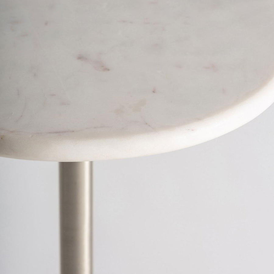 Fehér márvány asztallap részletfotó – finom erezet és lekerekített él