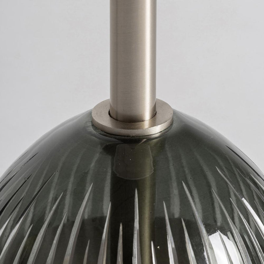 Ezüst színű fém láb csatlakozása a talapzathoz – Murano lerakóasztal részlet